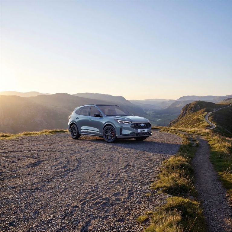Vylepšený Ford Puma přináší v novém modelovém roce delší dojezd a technologii asistované jízdy BlueCruise
